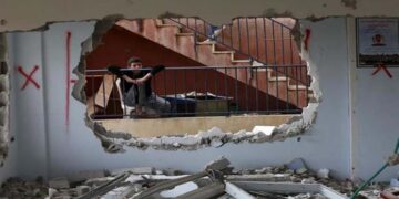 صہیونی بلدیہ کے ہاتھوں فلسطینی اپنے  گھر کی مسماری پر مجبور