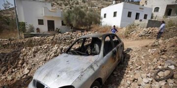 صہیونی آبادکاروں کا پر تشدد حملہ، فلسطینی کی گاڑی مکمل تباہ کردی