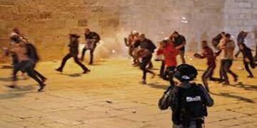 صہیونی آبادکاروں کا مسجد اقصٰی پر دھاوا، فلسطینیوں اور فوج کے درمیان جھڑپیں