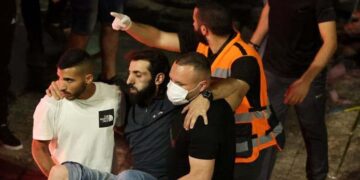 صہیونی آبادکاروں کا مظاہرین سمیت فلسطینی صحافیوں  پر حملہ