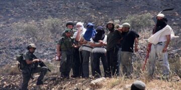 فلسطینی علاقوں میں صہیونی آبادکاروں کی شرانگیزی، سڑکیں بلاک کردیں