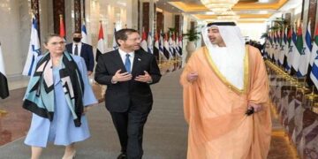 صہیونی صدرکا تاریخی دورہ، اہلیہ کے ہمراہ امارات پہنچ گئے