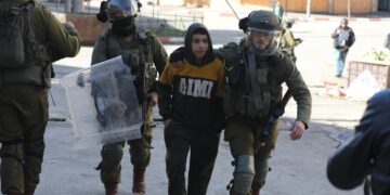 صہیونی فوج کے ہاتھوں نابالغ فلسطینی بچے کی گرفتاری