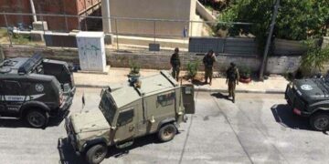 صہیونی فوج کی چھاپہ مار کارروائی فلسطینی کو گرفتار کر لیا