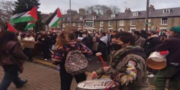 صہیونی سفیر کی برطانوی یونیورسٹی آمد پر طلبہ کا احتجاج