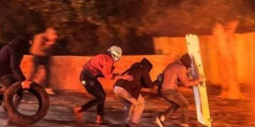 فلسطینیوں اورصہیونی فوج کےمابین جھڑپیں، نوجوانوں نے فوجی کیمپ جلادیا