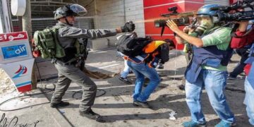 صہیونی آبادکاروں پر پتھراؤ کے الزام میں درجنوں فلسطینیوں پر تشدد، دکانیں سِیل