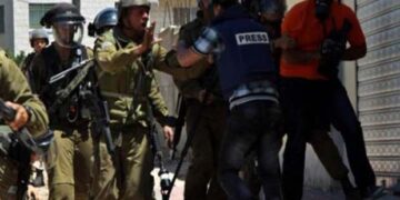 صہیونی فوج کے فلسطینیوں پرمظالم کی پردہ پوشی کیلیےصحافیوں پر حملے