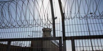 صہیونی زندانوں میں قید سینکڑوں بے گناہ فلسطینیوں کا احتجاج جاری