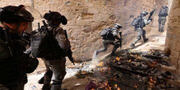 صہیونی فوج کا ایک بار پھرمسجد اقصیٰ پر حملہ، خواتین اور بچوں سمیت متعدد افراد زخمی