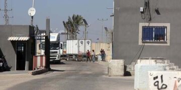 اسرائیل کے غزہ کی گزرگاہ  بند کیے جانے کےفیصلے کے خلاف فلسطینیوں کااحتجاج