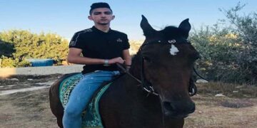 صہیونی فوج نے گھر پر دھاوا بول کر فلسطینی بچے کو حراست میں لے لیا