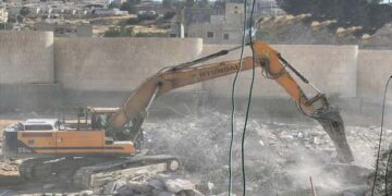 قابض فوج نے 13 افراد پر مشتمل فلسطینی ملکیتی عمارت مسمارکردی