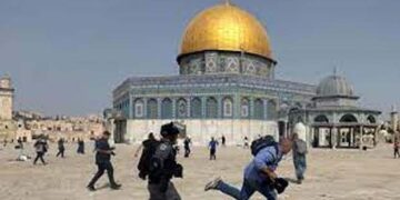 صہیونی آبادکاروں کا ایک بار پھر مسجد اقصیٰ  پر دھاوا، متعدد نمازی زخمی