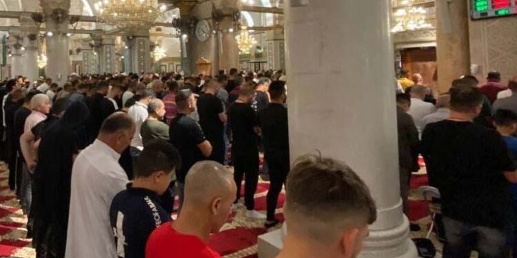 صہیونی دھمکیوں کے باوجود ہزاروں فلسطینیوں کی مسجد الاقصیٰ میں نماز فجر کی ادائیگی