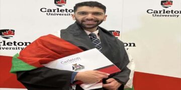 کینیڈامیں فلسطینی گریجویٹ نے اپنی کامیابی پرفلسطینی پرچم بلند کردیا