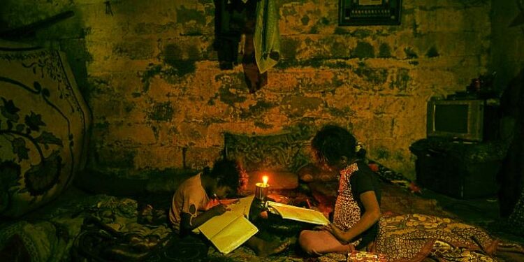 محمود عباس کا فلسطینیوں پر ظلم، غزہ ایک بار پھر اندھیرے میں ڈوبنے والا ہے؟