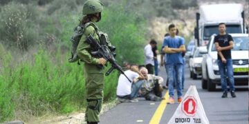 صہیونی اہلکاروں نے فلسطینیوں کی مشکلات میں اضافے کیلیےذیلی شاہرات بند کر دیں