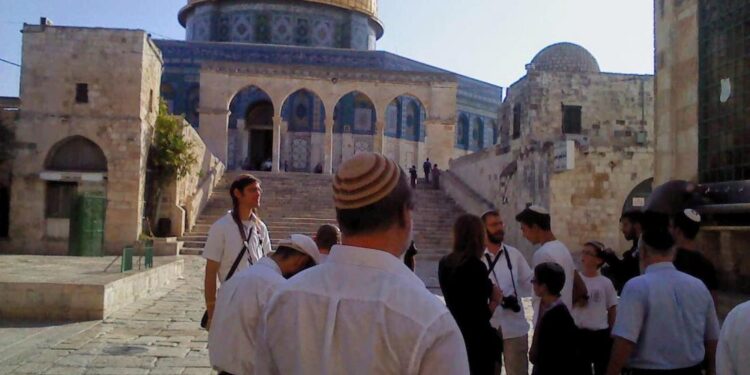 مسجد اقصیٰ پر صہیونی آبادکاروں کا دھاوا اور مقدس مقامات کی بےحرمتی