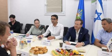 صہیونی حکام جنگ بندی قائم رکھنے کے لئے حماس کی منت کرنے مصر پہنچ گئے 