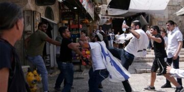 صہیونی آبادکاروں کا فلسطینیوں پر حملہ، اشتعال انگیز نعروں کا اسپرے کردیا