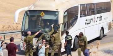 مزاحمت کاروں کا اسرائیلی فوجیوں کی بس پر حملہ، فائرنگ سے 7 زخمی