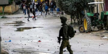 مقبوضہ مغربی کنارے میں جھڑپیں جاری 2، اسرائیلیوں سمیت درجنوں فلسطینی زخمی