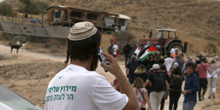 صہیونی آبادکاروں کا فلسطینی کاشتکاروں پرحملہ، تصادم میں چھ فلسطینی زخمی