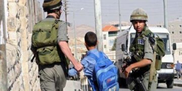 صہیونی فوج کی فلسطینی اسکول پر آنسو گیس کی شیلنگ، دوطالب علم گرفتار