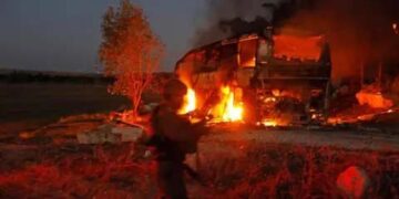 آبادکاروں کے حملوں کا مؤثر جواب، فلسطینیوں نے صہیونیوں کی بس تباہ کردیں