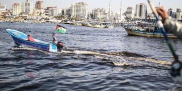 اسرائیلی بحریہ کا فلسطینی ماہی گیروں پر حملہ، 5 گرفتار، کشتیاں ضبط کرلیں