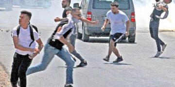 فلسطینیوں کا اسرائیلی فوجی بس پر حملہ، صہیونی خاتون زخمی