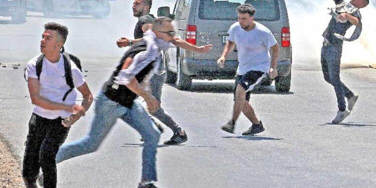 فلسطینیوں کا اسرائیلی فوجی بس پر حملہ، صہیونی خاتون زخمی