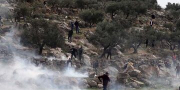 صہیونی آبادکاروں کا فلسطینیوں پر حملہ، متعدد گاڑیاں تباہ، دو فلسطینی شدید زخمی