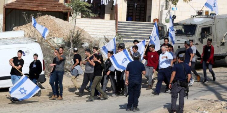 مسلح صہیونی آبادکاروں کے فلسطینی آبادیوں پر حملے