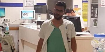 زخمی فلسطینی بچے کی عیادت، صہیونی حکام نے ڈاکٹر کو برطرف کردیا