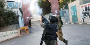 صہیونی فورسزکا فلسطینی یونیورسٹی پر حملہ، آنسو گیس کی شیلنگ سے متعدد طلباء بے ہوش درجنوں گرفتار