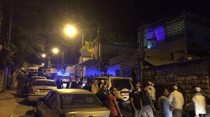 صہیونی آباد کاروں کا فلسطینی گاڑیوں پر پتھراؤ، ایک فلسطینی بھی زخمی