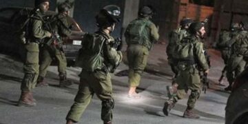 صیہونی فورسز کے چھاپے، لوٹ مار  کے دوران دو فلسطینی زخمی چھ کو گرفتار کرلیا