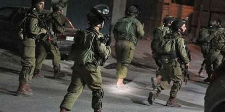صیہونی فورسز کے چھاپے، لوٹ مار  کے دوران دو فلسطینی زخمی چھ کو گرفتار کرلیا