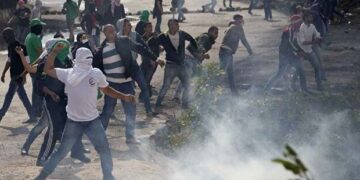 شہید فلسطینی کے جنازہ میں رکاوٹ، صہیونی کی فائرنگ تین فلسطینی زخمی