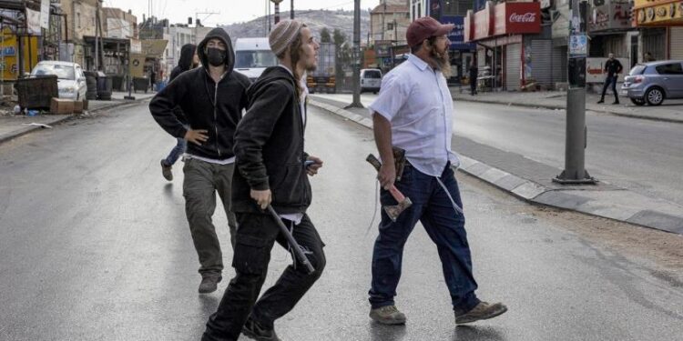 صہیونی آبادکاروں کامعذور فلسطینی کی دوکان پر حملہ