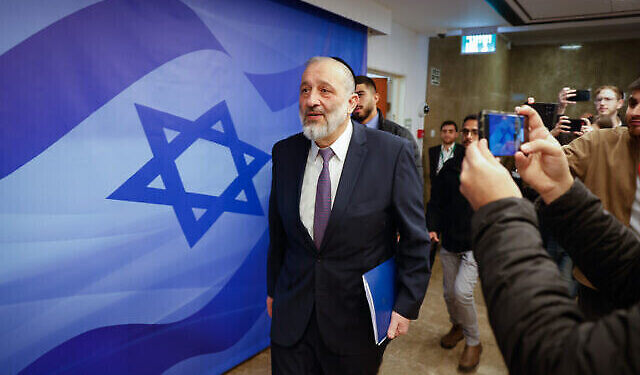 چوری کا الزام، شدت پسند صیہونی وزیر کابینہ سے برطرف