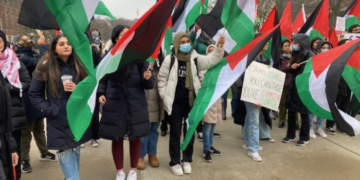 مشی گن یونیورسٹی میں "انتفادہ! انقلاب! فلسطین کے حق میں نعرے