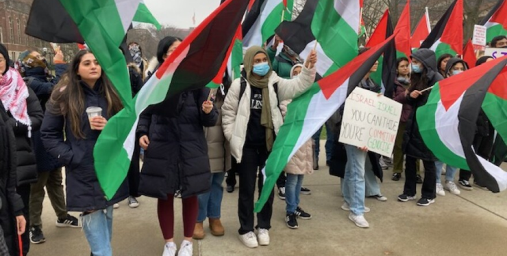 مشی گن یونیورسٹی میں "انتفادہ! انقلاب! فلسطین کے حق میں نعرے