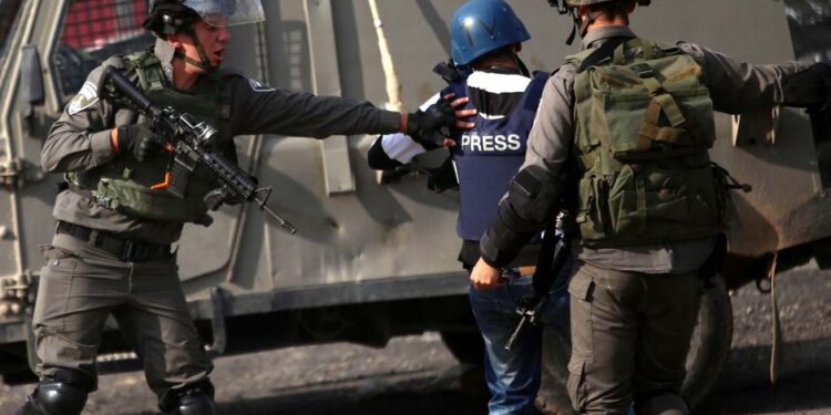 سال 2022: صیہونی فوج کے ہاتھوں 2 فلسطینی خاتون صحافی شہید،درجنوں زخمی، متعدد گرفتار