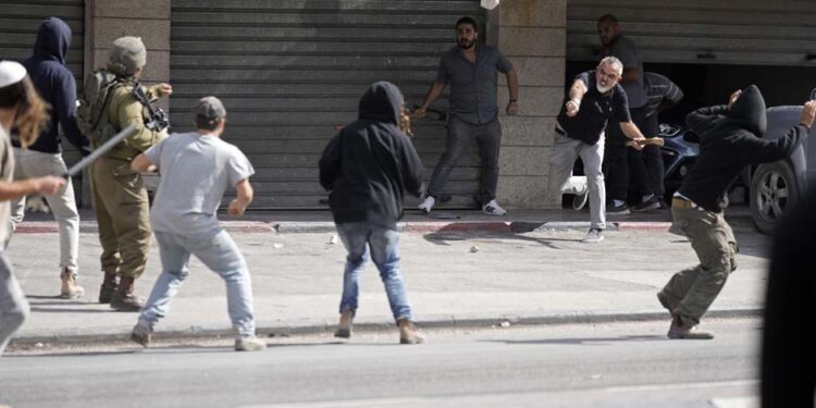 مسلح صیہونی آبادکاروں کے فلسطینیوں پر حملے جاری، متعدد زخمی