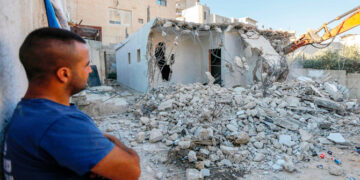 صیہونی جبر، ایک اور فلسطینی  اپنا گھر خودمسمار کرنے پر مجبور