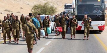 فلسطینی مجاہدین کی صیہونی آبادکاروں کی بس پر فائرنگ