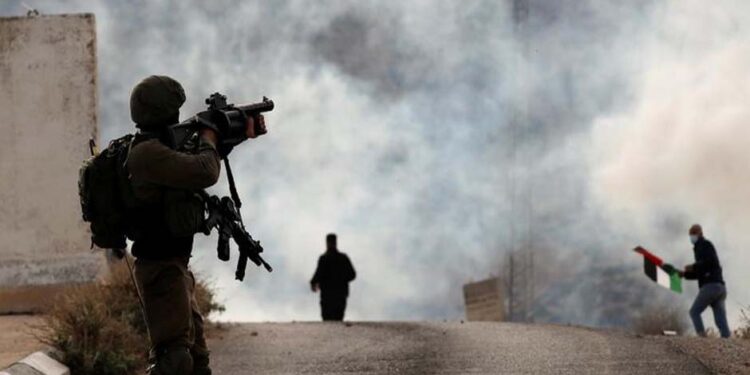 جنین: صیہونی فورسز کا فلسطینی گاؤں پر حملہ، آنسوگیس کی شدید شیلنگ